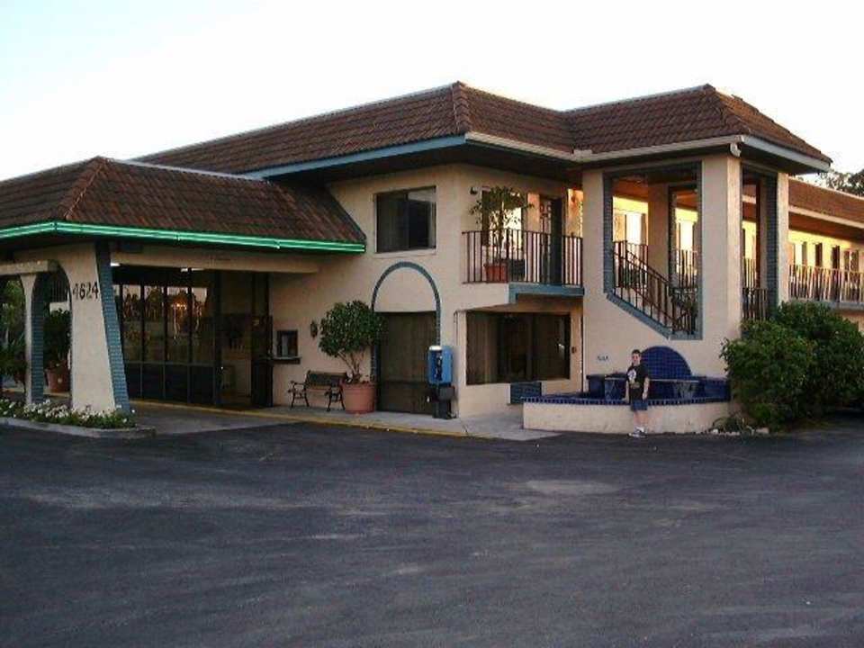 Zufahrt 4624 Amber Inn & Suites