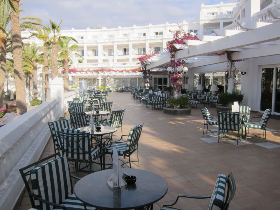 Terrasse vor der Bar Hotel Riu Palace Maspalomas Adults Only