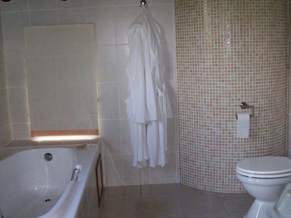 Ruime ensuite badkamer bij room honeymoonsuite Hottentots View Guesthouse