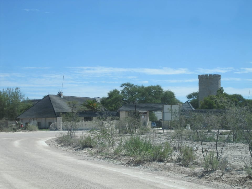 Blick zum Eingangstor Okaukuejo Camp