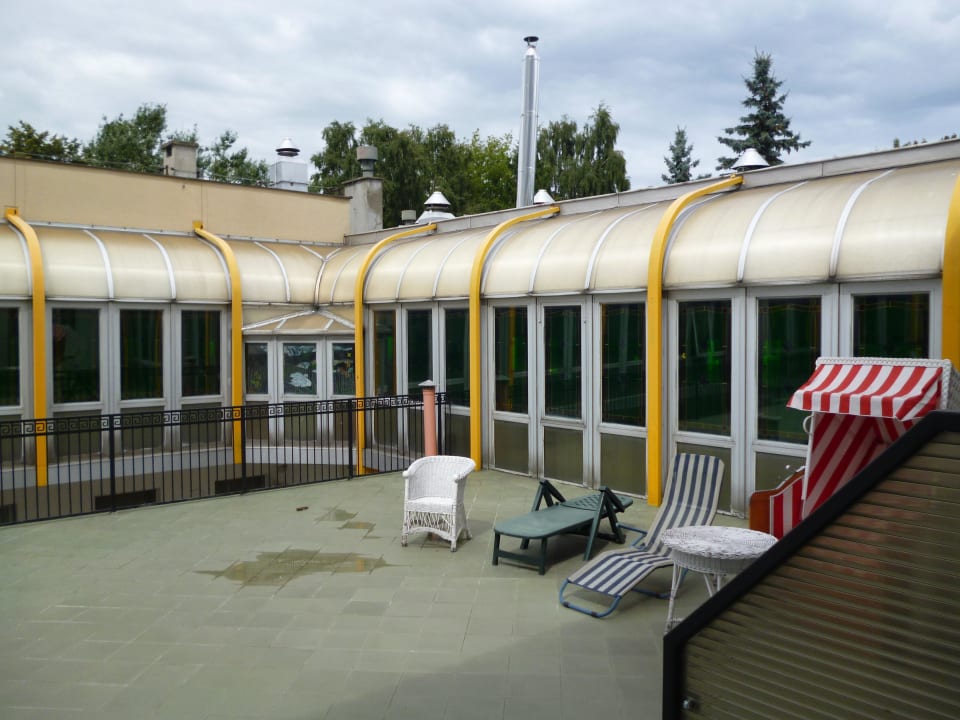 Wspólny taras dla kilku pokoi Hotel Dwór Prawdzica