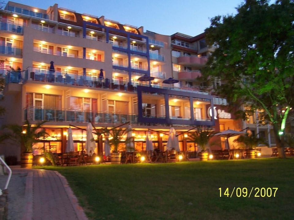 Rückansicht Hotel bei Nacht Hotel Selena Star