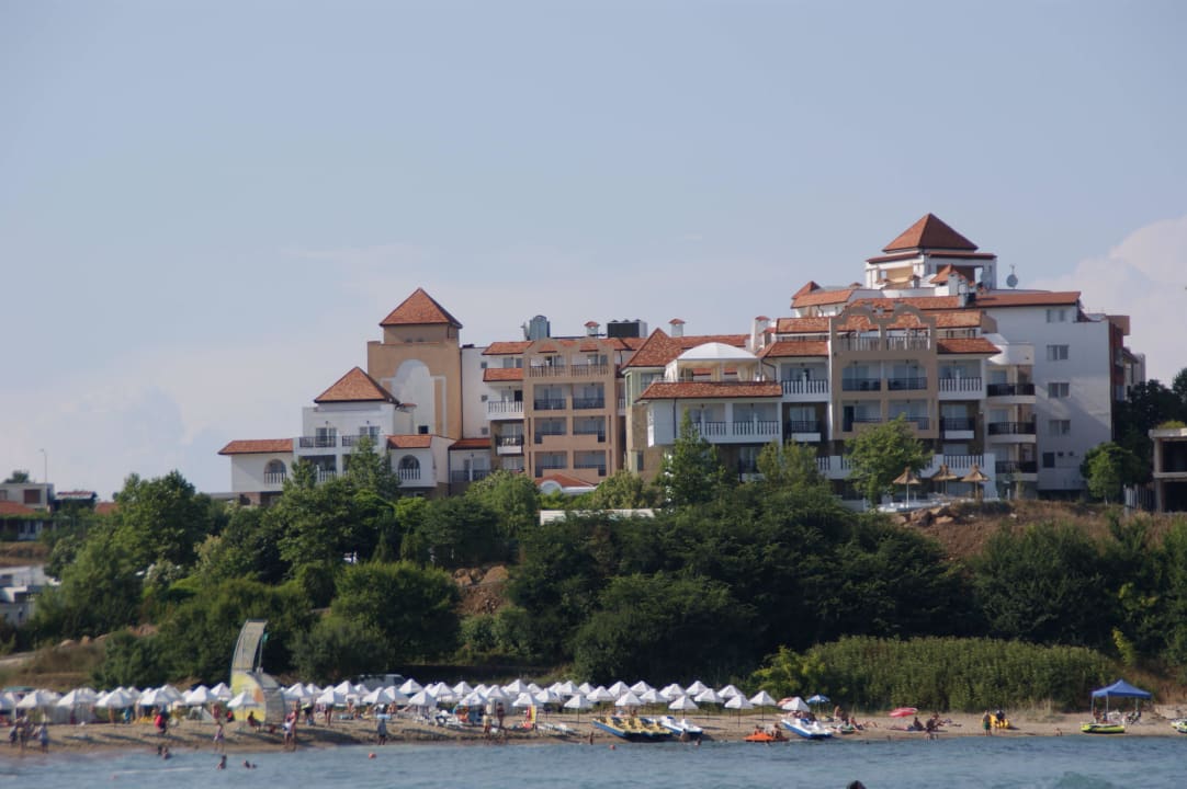 Widok hotelu z plaży Bella Vista Beach Club