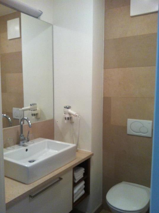 Badezimmer rechts im Eck die Dusche Tauernresidence Radstadt by Alps Residence