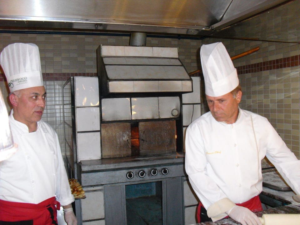 Souse-Chef Abdullah und ein Assistent am Backofen Sherwood Exclusive Lara