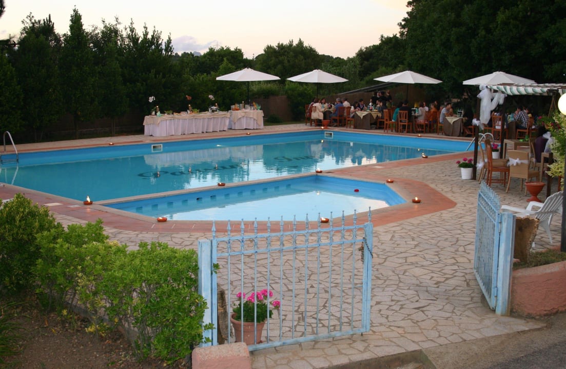 Cena a bordo piscina Hotel Pausania Inn
