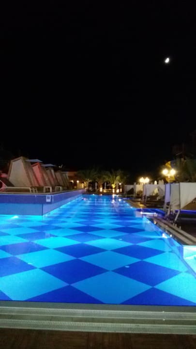 Nocny basen Quattro Beach Spa & Resort