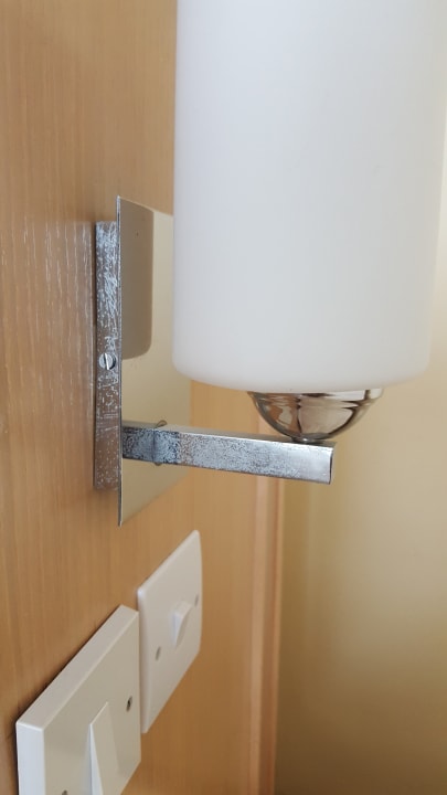 Reinigungskraft macht nichts sauber Spinnen in den Lampen  Salamis Bay Conti Resort Hotel & Casino