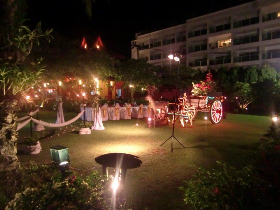 Vor dem Hotel bei Nacht Kata Palm Resort & Spa