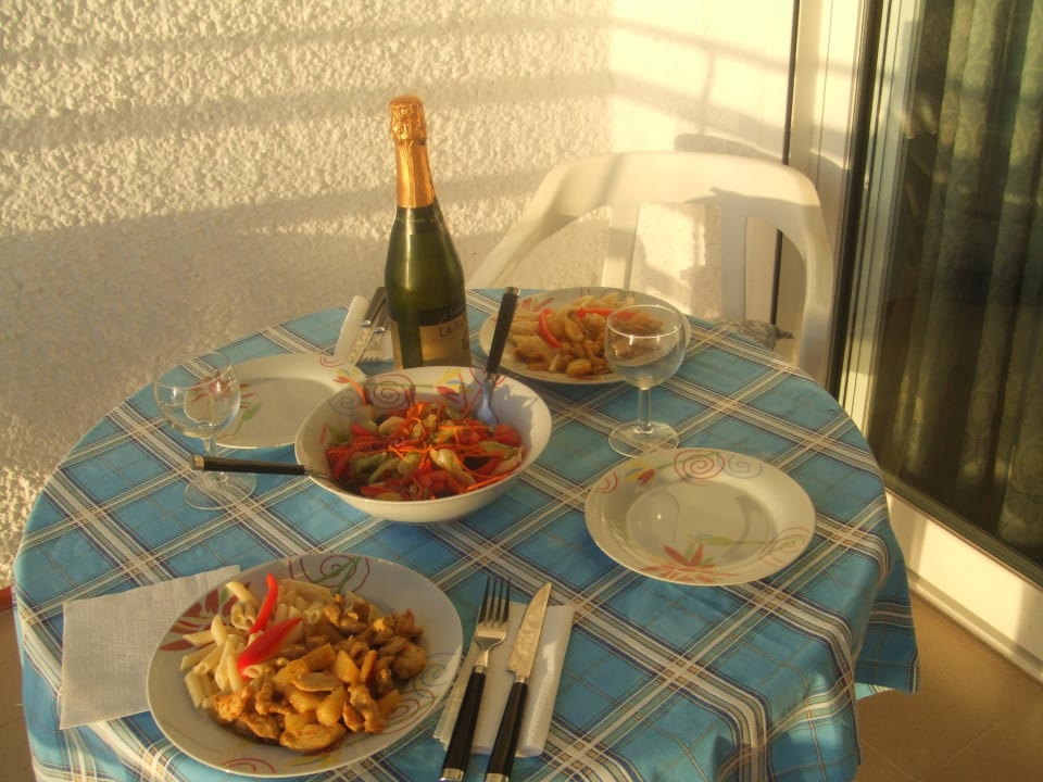 Abendessen auf dem Balkon Apartments Mediterraneo