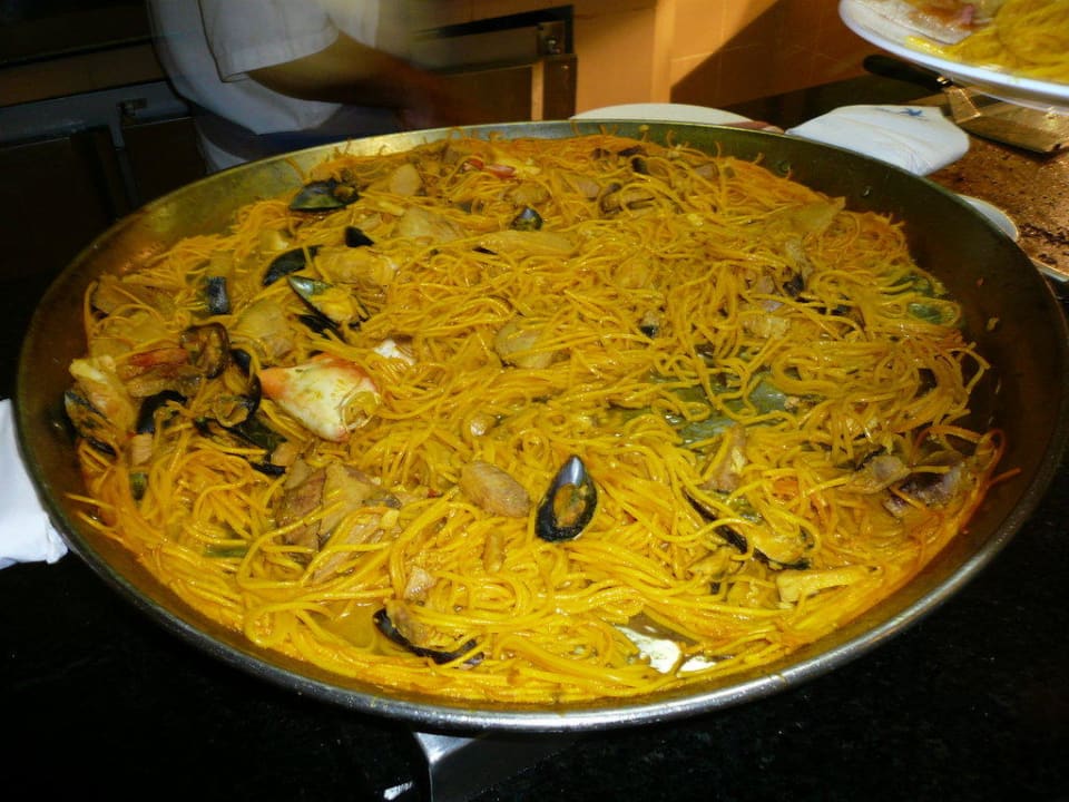 Abendessen - Paella Iberostar Origin Taínos