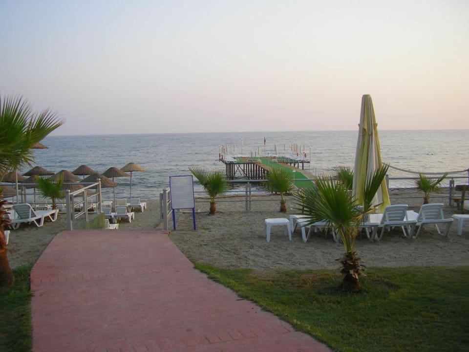 Weg zum Strand Club Dizalya