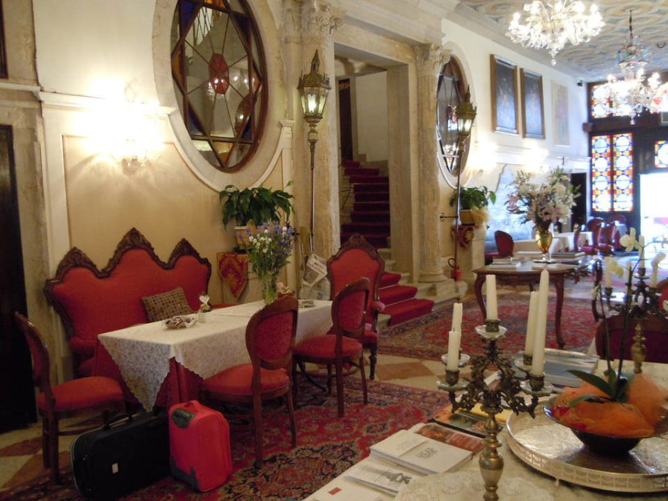Ausgeschmückter Saal Hotel Palazzo Abadessa