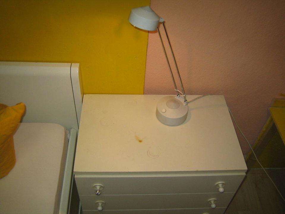 Nachttisch mit Brandflecken BS Hotel