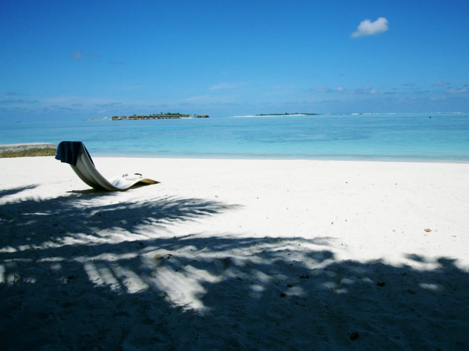 Ruhig, mit nummerierten Liegen je Bungalow Adaaran Select Hudhuran Fushi - Premium All Inclusive