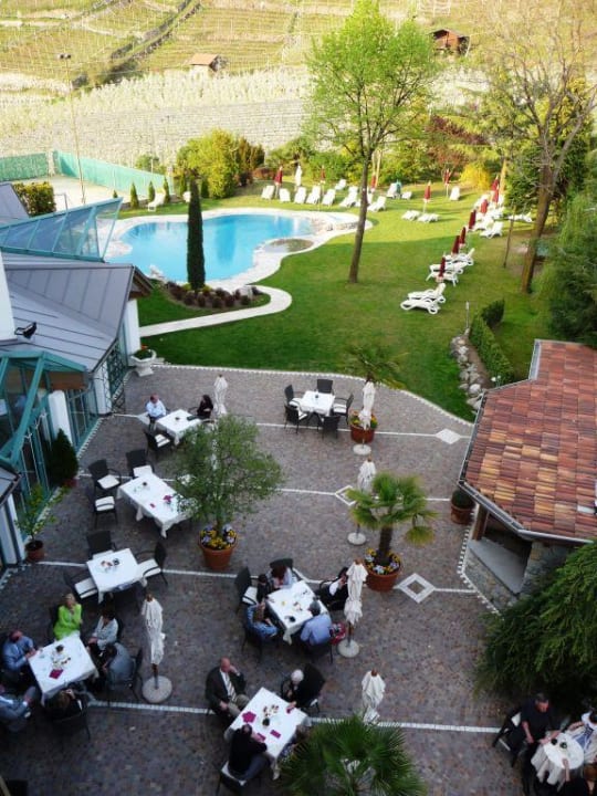 Terrasse mit Garten und Außenpool Hotel Burggräflerhof