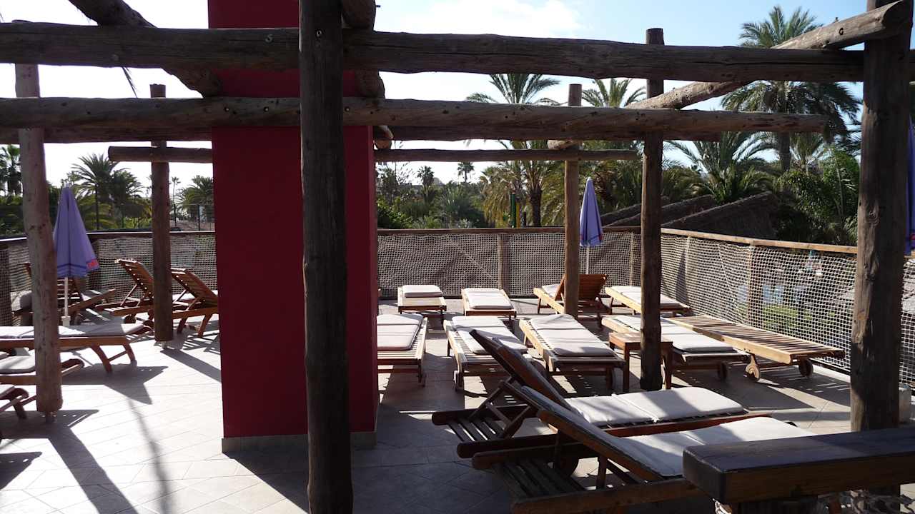 Liegen auf einem Podest am Spielplatz HL Miraflor Suites Hotel