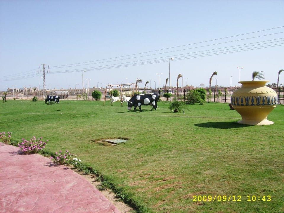 Gartenanlage vor dem Hotel Pickalbatros Alf Leila Wa Leila Resort - Neverland Hurghada