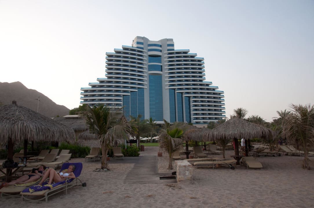 Blick vom Strand auf das Hotel Hotel Le Meridien Al Aqah Beach Resort
