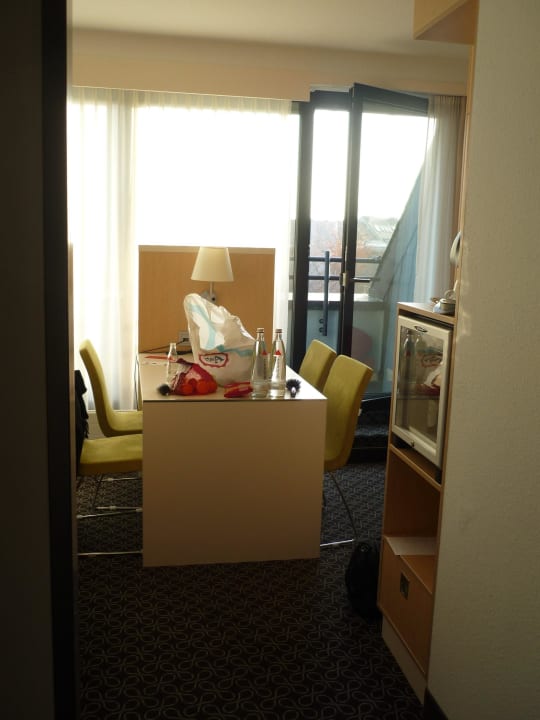 Sicht vom Flur in den Wohnraum Mercure Hotel Severinshof Köln City