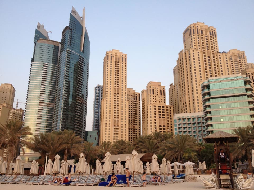 Strand. Rechts im Bild das Hilton Hilton Dubai Jumeirah