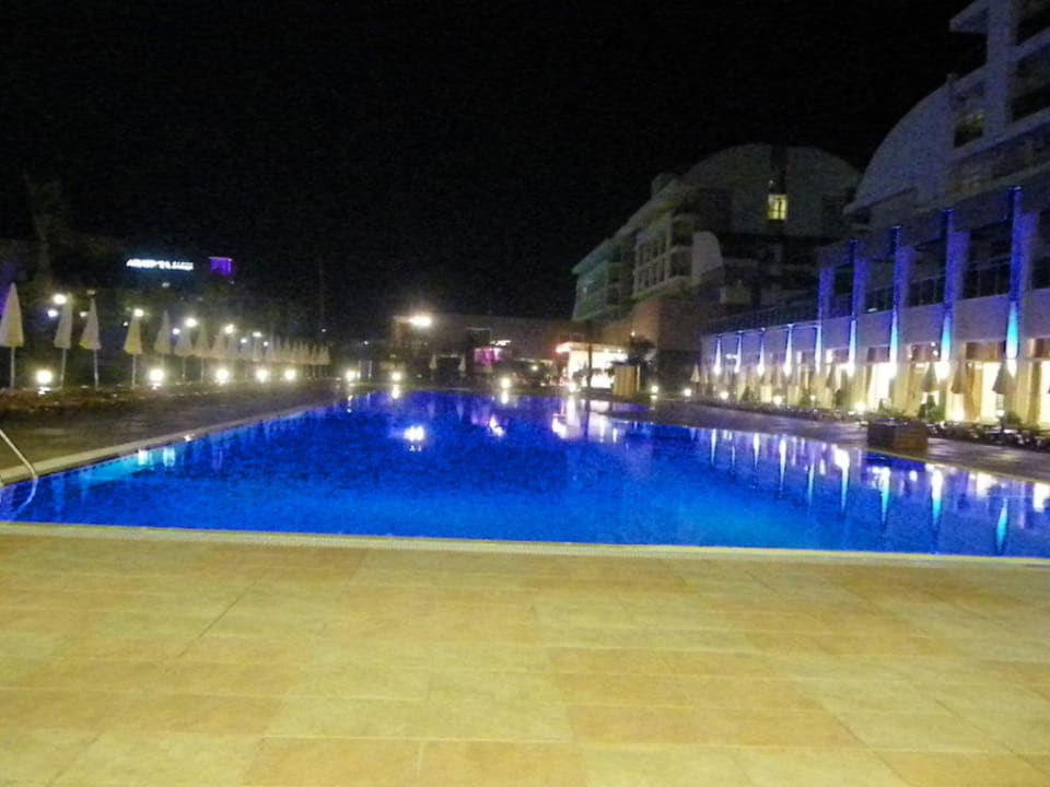 Pool nachts in verschiedenen Farben beleuchtet Solivia Hotel