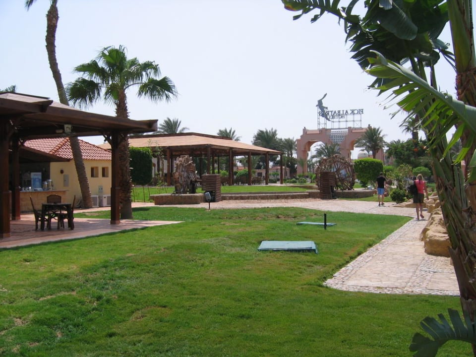 Blick durch die Gartenanlage Beach Albatros Resort