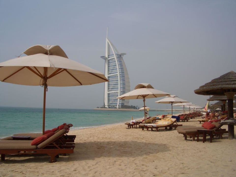 Strand mit Blick auf das 7 Sterne  Hotel Burj al Arab Jumeirah Al Qasr