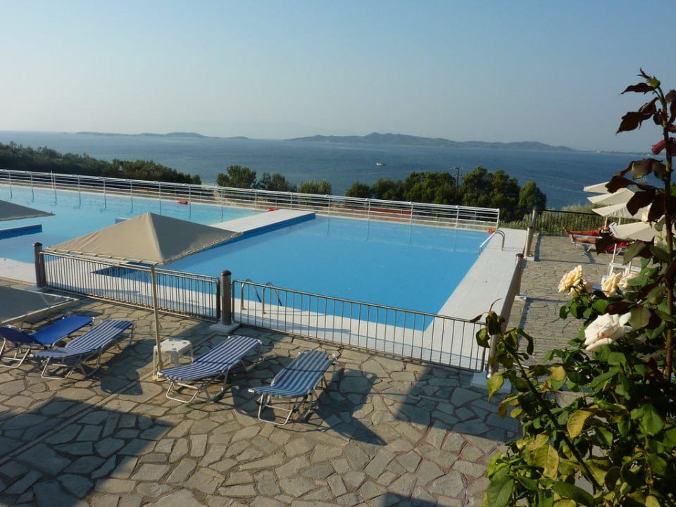 Blick von Pool Riichtung Meer Akrathos Beach Hotel