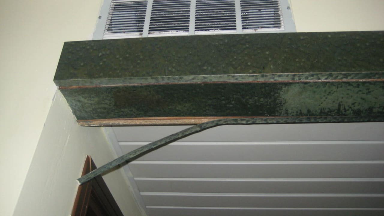 Holzdeckenleisten hängen runter Hotel Internazionale