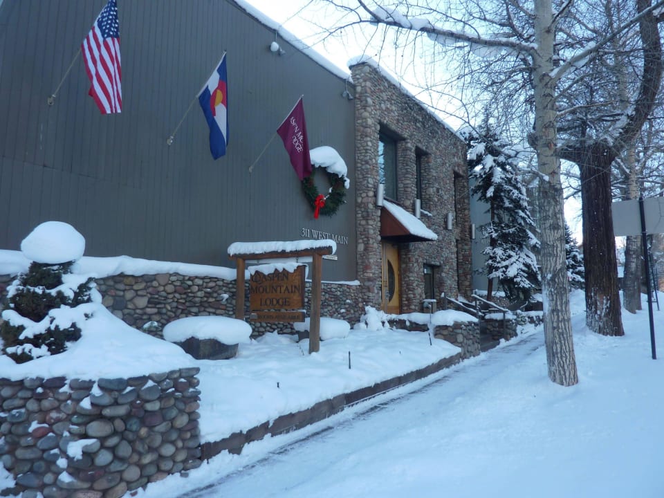Lodge view from aside Hotel Aspen Mountain Lodge