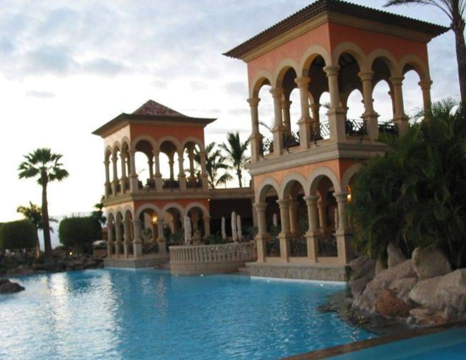 Widok na hotel od strony basenu JOIA El Mirador by Iberostar