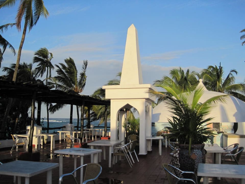 Sitzplätze überhalb des Pools Hotel Southern Palms Beach Resort