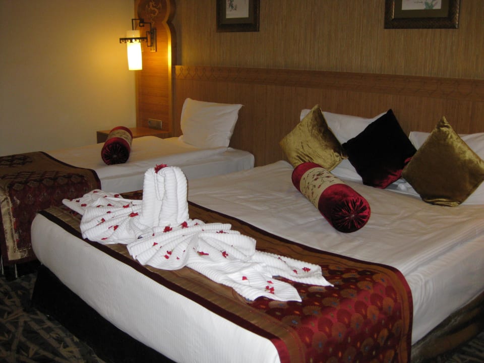 Unser Zimmer mit Deko... Hotel Royal Dragon