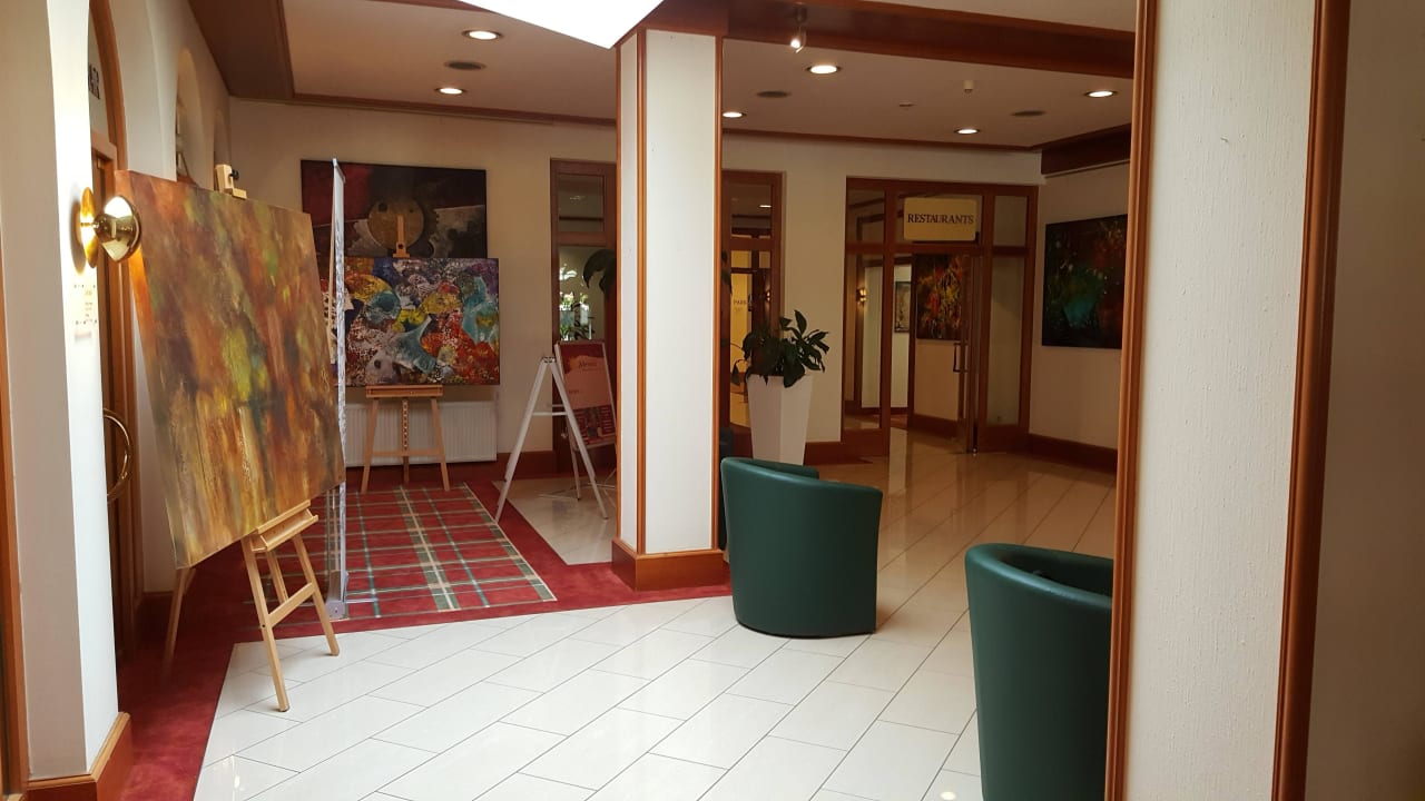 Rezeption mit Blick auf die Restaurants Mercure Hotel Bad Dürkheim An Den Salinen