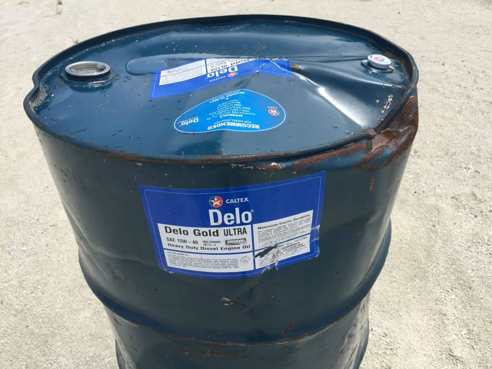 Motoröl am Strand...brumm,brumm Summer Island Maldives