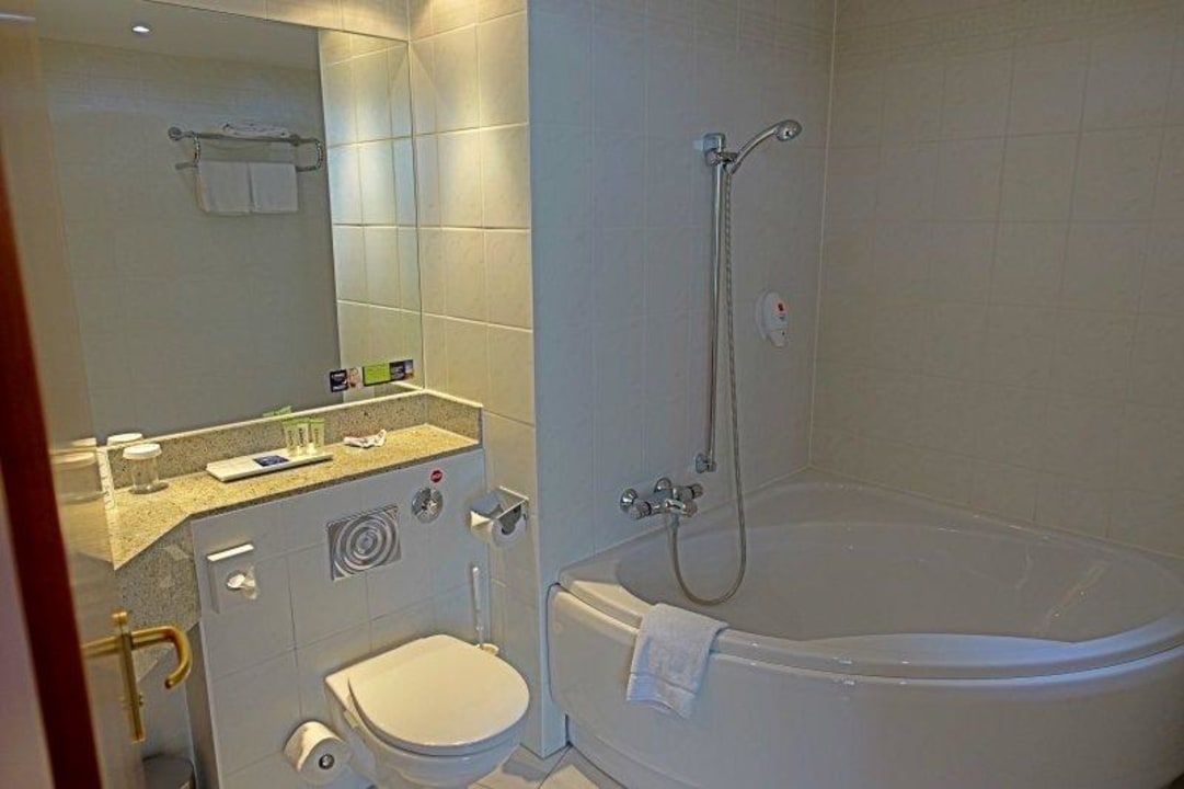 Bad mit Dusche & Eckwanne Lindner Hotel Cottbus