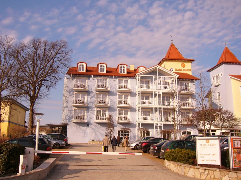 Das halbe Travel Charme Hotel mit Parkplatz davor Kleine Strandburg Zinnowitz
