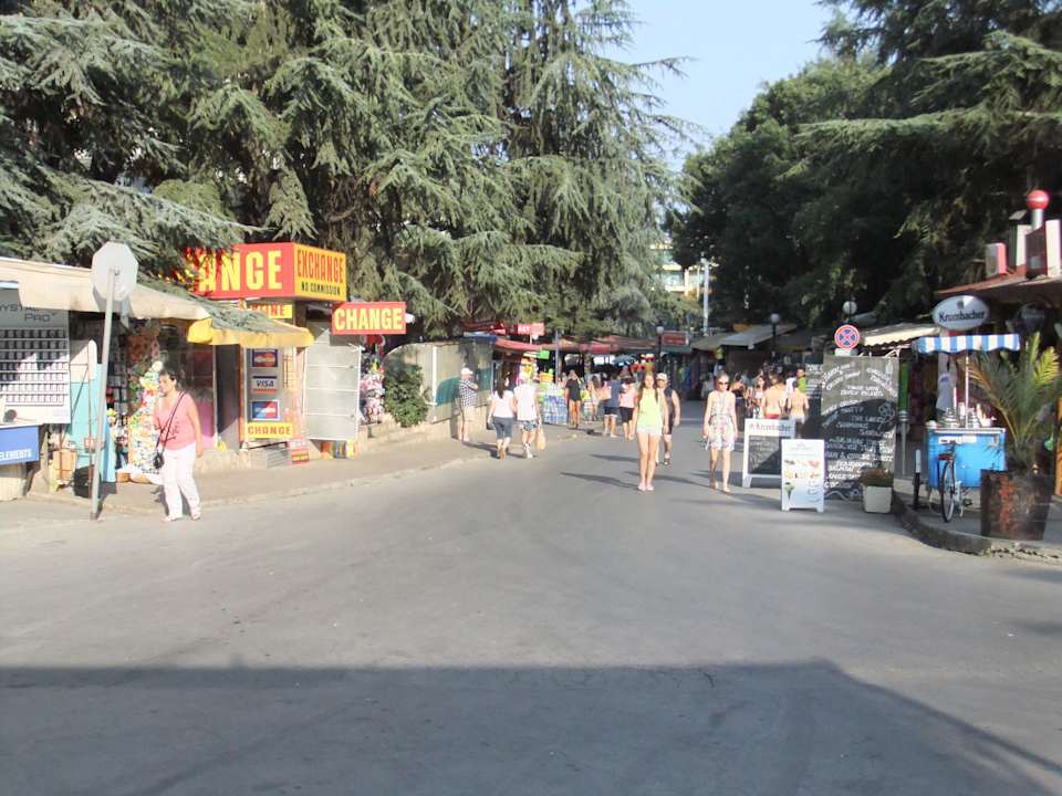 Straße vor dem Hotel Odessos Park Hotel