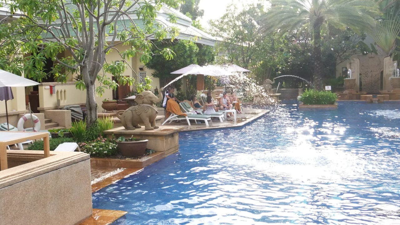 Pool im Busakorn Wing Holiday Inn Resort Phuket