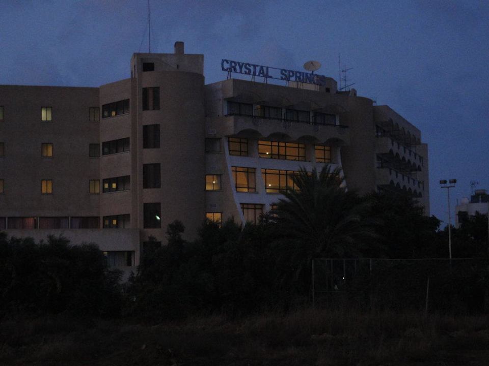 Vorderfront bei Nacht Crystal Springs Beach Hotel