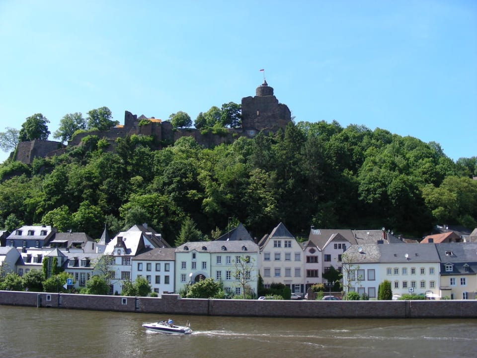 Blick auf den Ort und die Burg Villa Keller by Erasmus