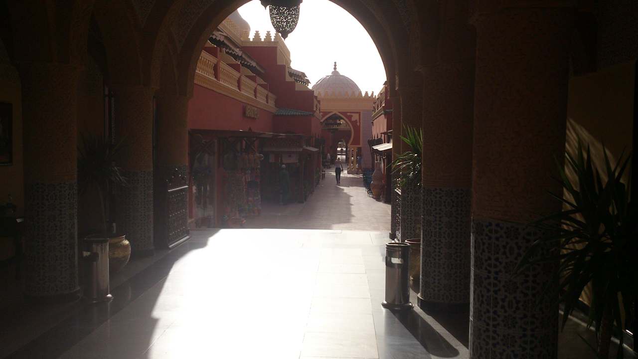 Durch die Anlage Pickalbatros Alf Leila Wa Leila Resort - Neverland Hurghada