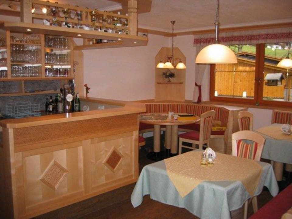 Die neue Gaststube mit Bar. Brandstätterhof