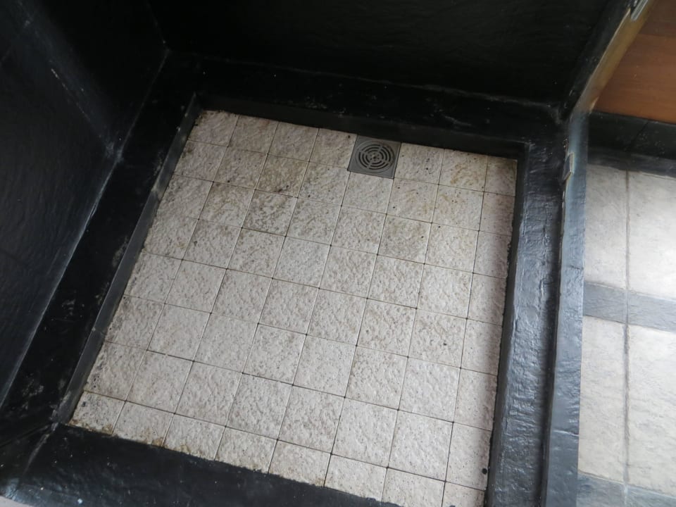 Absolut ekelhafter Boden in der Dusche der Villa Adaaran Select Hudhuran Fushi - Premium All Inclusive