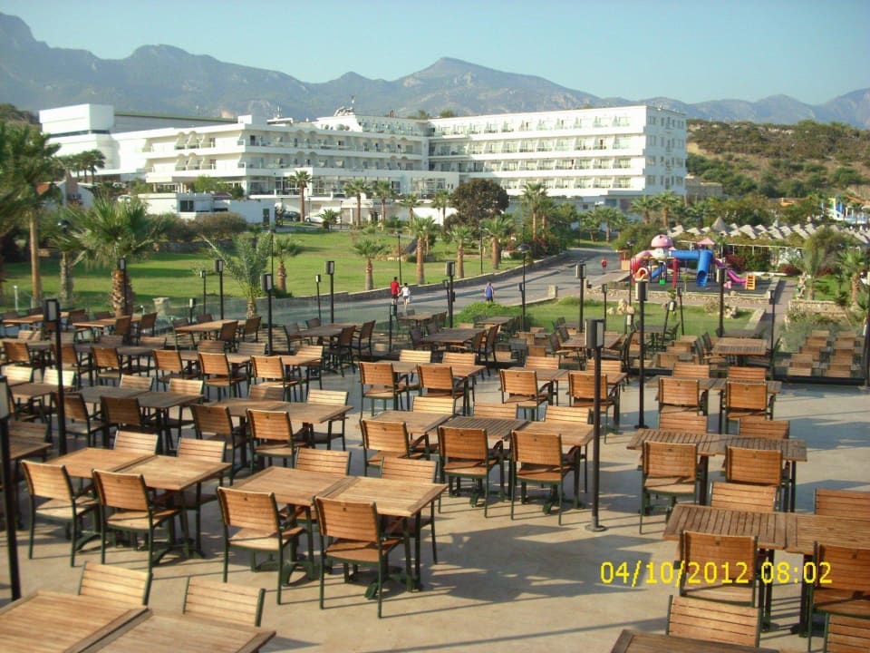 Časť vonkajšej terasy Acapulco Beach Club & Resort