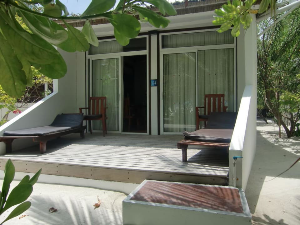 Blick auf die Terrasse Strandbungalow Cinnamon Hakuraa Huraa Maldives