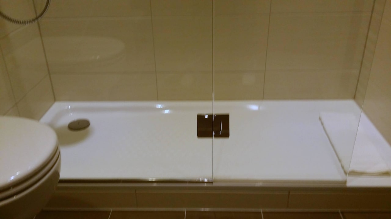Neue, große, moderne Dusche AHORN Panorama Hotel Oberhof
