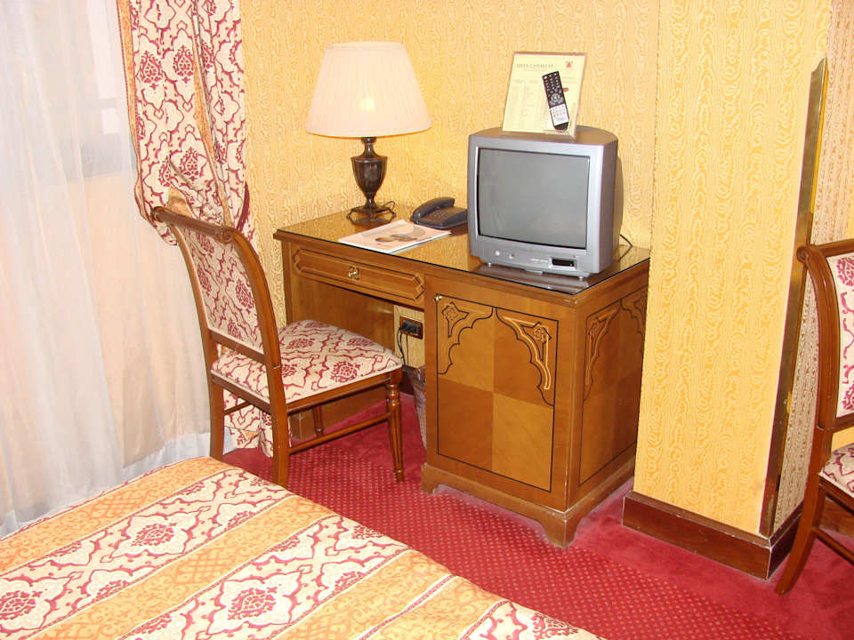 Schreibtisch mit Minibar Hotel Ai Mori D'Oriente