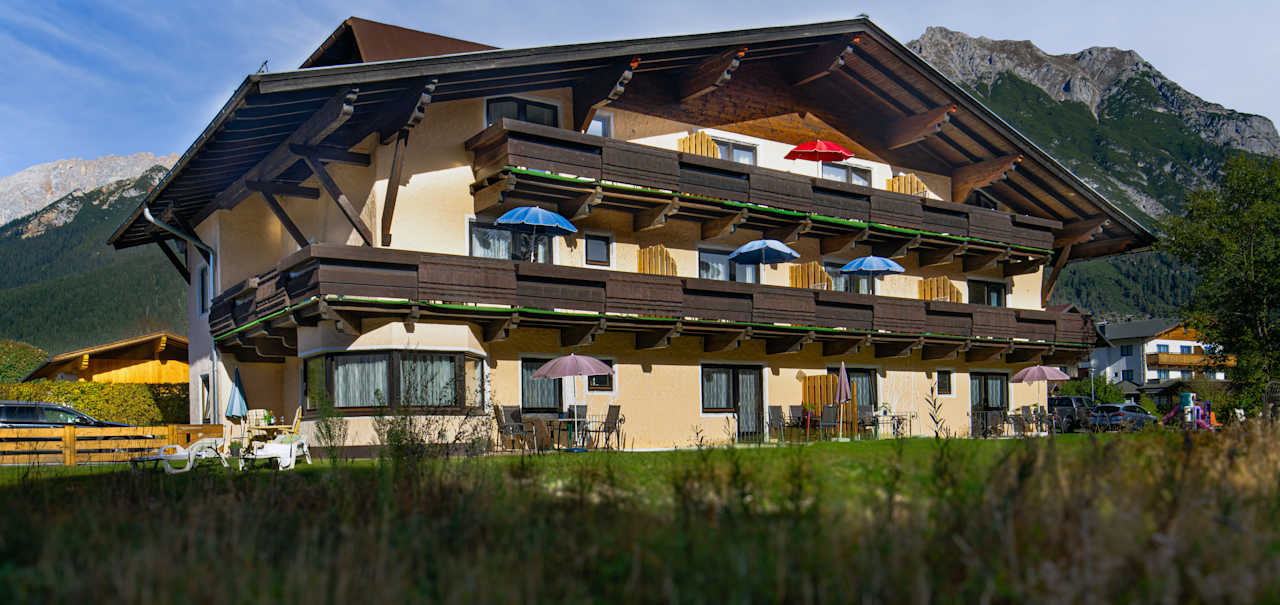 Außenansicht Appartementhaus Ostbacher Stern